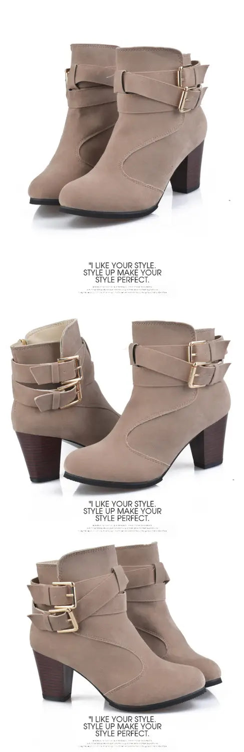 Botines de ante de cuero color beige con correas de hebilla en tono dorado y tacones de bloque color marrón oscuro.