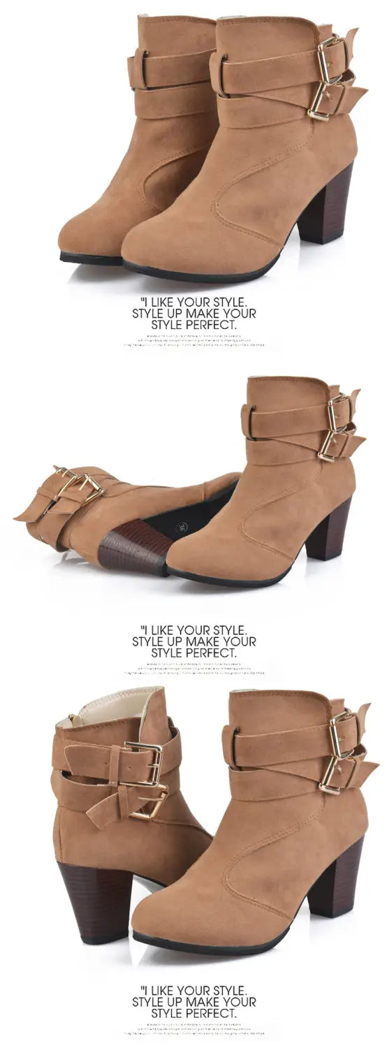 Botines de ante de cuero color camel con correas de hebilla en tono dorado y un tacón de bloque color marrón oscuro para un uso elegante.