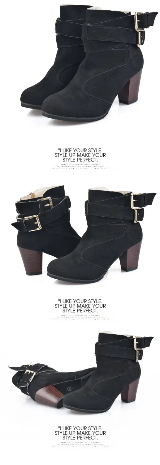 Botines de ante de cuero negro con correas de hebilla metálica dorada y tacones de bloque para pumps.