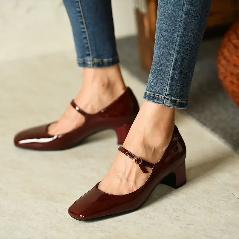 Bordeauxrote Lackleder-Mary-Jane-Schuhe mit einer eckigen Schuhspitze und einem niedrigen Blockabsatz für elegantes Tragen.