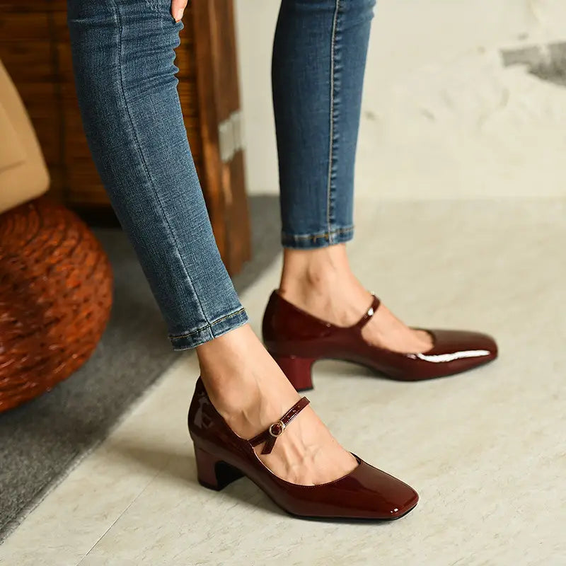 Bordeauxrote Lackleder-Mary-Jane-Schuhe mit Blockabsatz, mit einer eckigen Schuhspitze und einem niedrigen Blockabsatz.