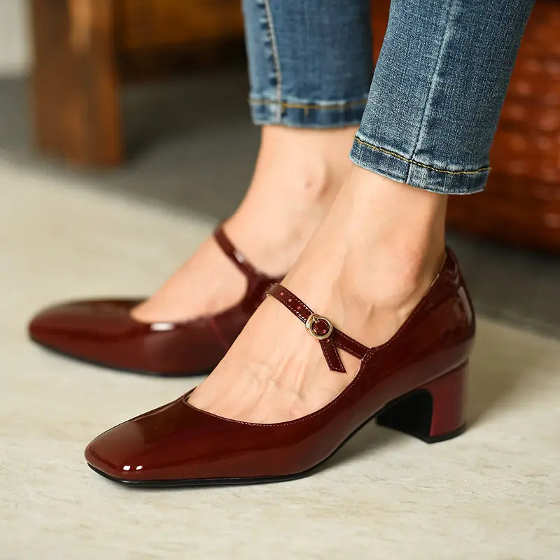 Bordeauxrote Lackleder-Mary-Jane-Schuhe mit Blockabsatz und eckiger Schuhspitze, von der Rückseite dargestellt.