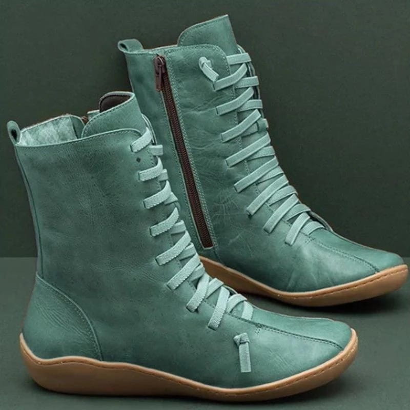 bottines Martin en daim bleu canard, à lacets, avec fermeture éclair brune et semelles en caoutchouc de couleur claire.