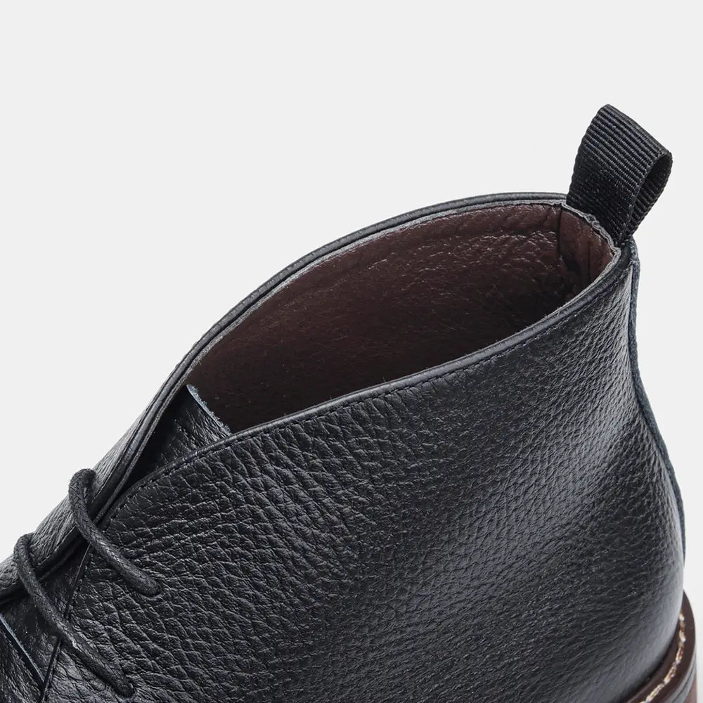 Men’s lychee pattern cowhide Chelsea Martin boots in black leather with pebbled texture and white sole stitching