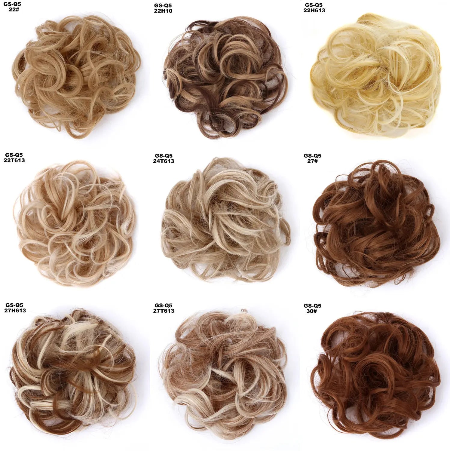 Eine Kollektion lockiger synthetischer Haardutt-Erweiterungen in 46 Farben, darunter Blond, Braun und helles Auburn, zur Präsentation für Styling-Zwecke.