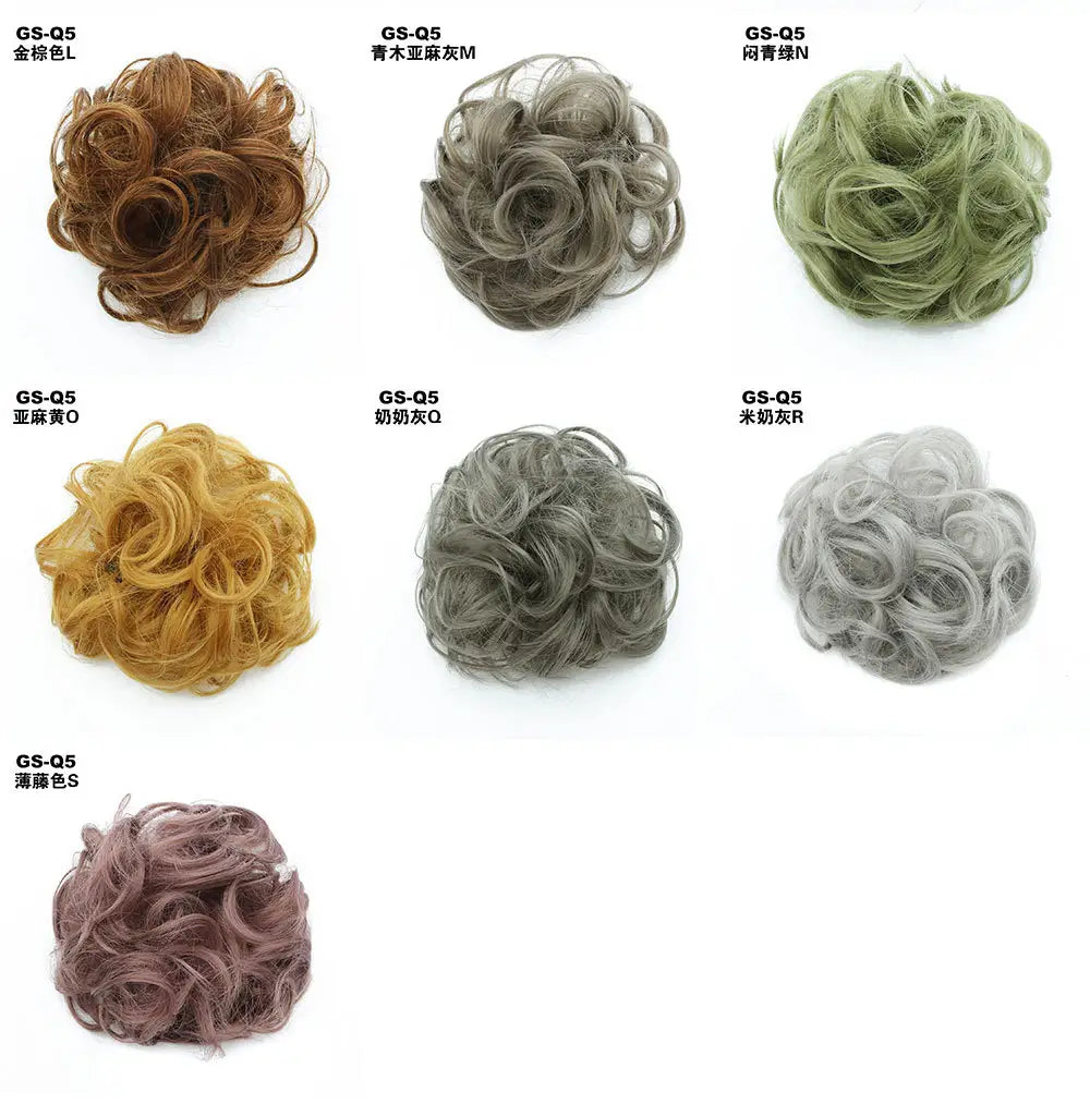 Eine Kollektion lockiger synthetischer Haardutt-Erweiterungen in 46 Farben, darunter goldbraun, grau, olivgrün und lavendel, als Dutt-Clips präsentiert.