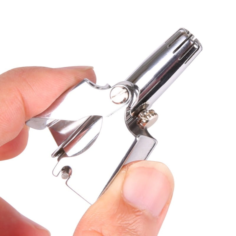 Glänzende, verchromte Metallklammer mit modernem, elegantem Design und verstellbarem Mechanismus für einen wasserdichten Stahl-Nasenhaartrimmer im Pflege-Set.