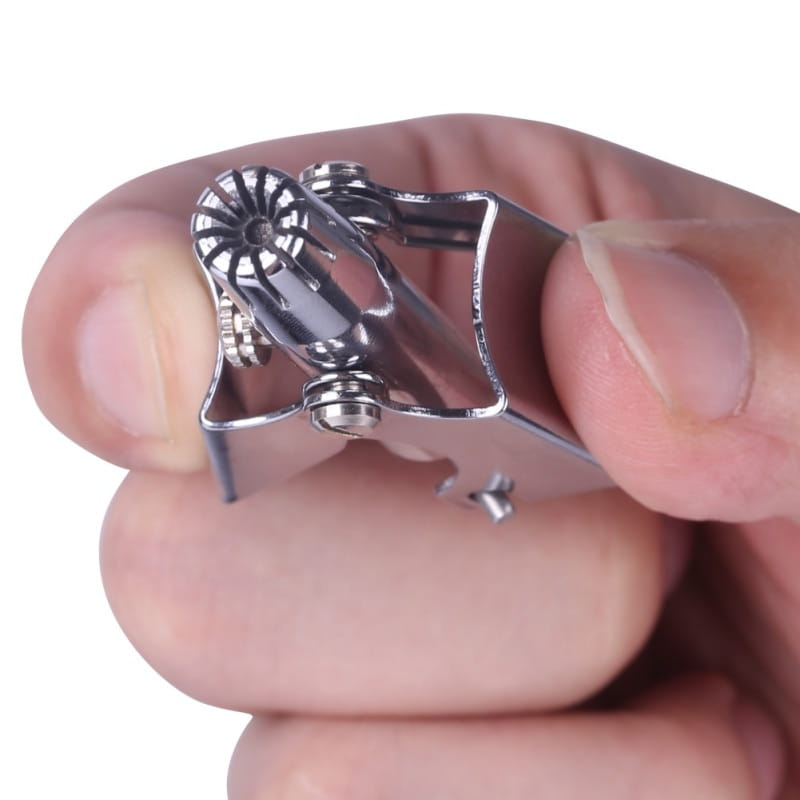 Silberner Metall-Nagelknipser mit strukturiertem, spiralförmigem Schneidkopf und verstellbarem Federmechanismus für präzise Pflege im Pflege-Set für einen wasserdichten Stahl-Nasenhaartrimmer.