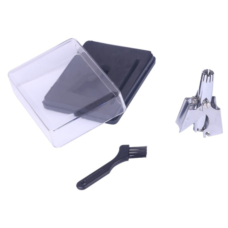 Glänzender, verchromter Nasenhaartrimmer mit kantigem, stilvollem Design und gezackter Spitze in einem wasserdichten Pflege-Set aus Stahl.