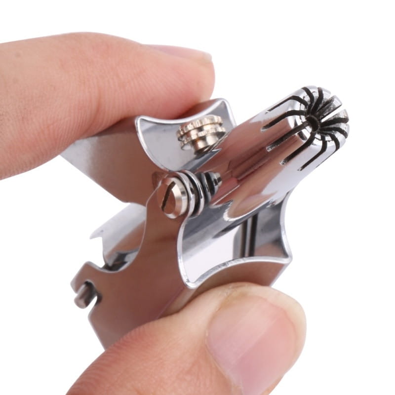 Verchromter Stahl-Nagelknipser mit spinnennetzartig verziertem Griff in einem wasserdichten Pflege-Set für einen Nasenhaartrimmer aus Stahl.