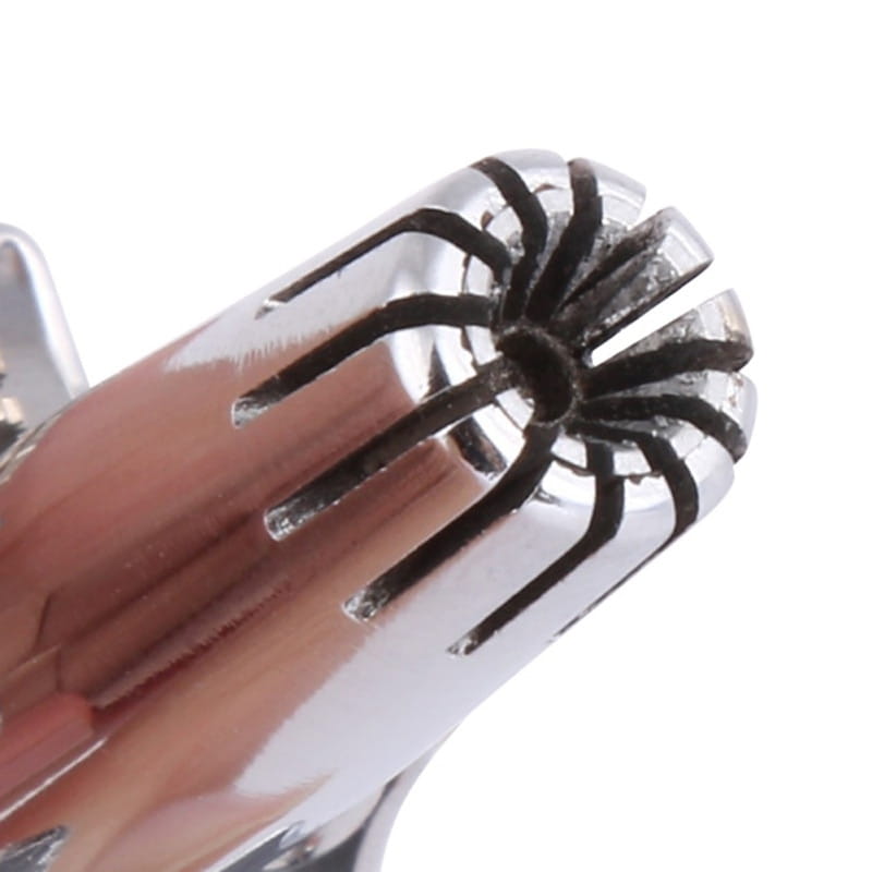 Verchromte Metall-Haar-Clip mit Spinnennetz-Design und schwarzen Akzenten, enthalten im Pflege-Set für einen wasserdichten Stahl-Nasenhaartrimmer.