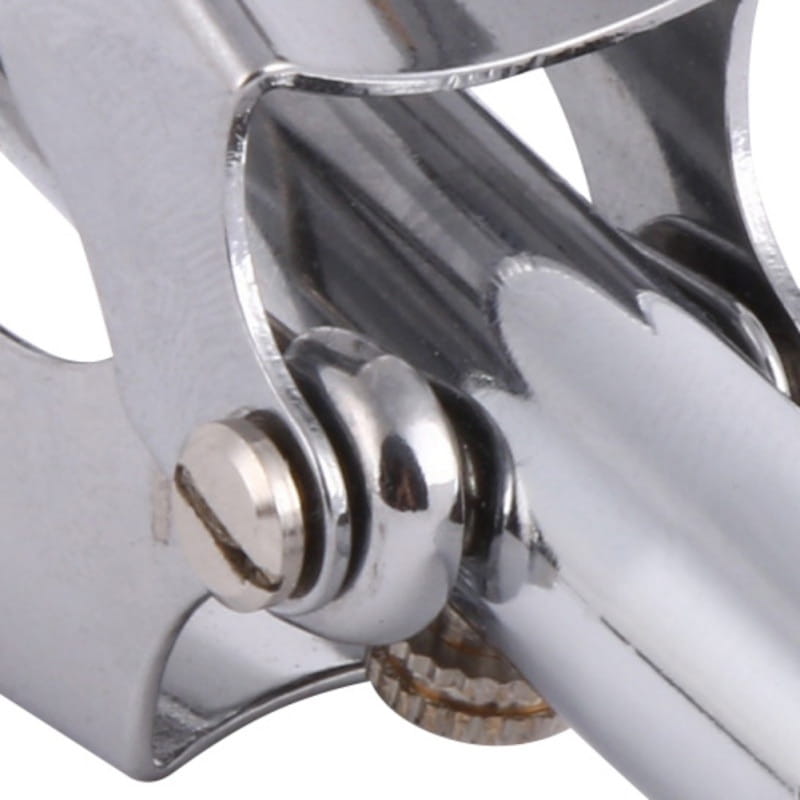 Verchromte Metallklammer mit glatter, polierter Oberfläche und verstellbarem Schraubmechanismus für ein wasserdichtes Pflege-Set für einen Stahl-Nasenhaartrimmer.