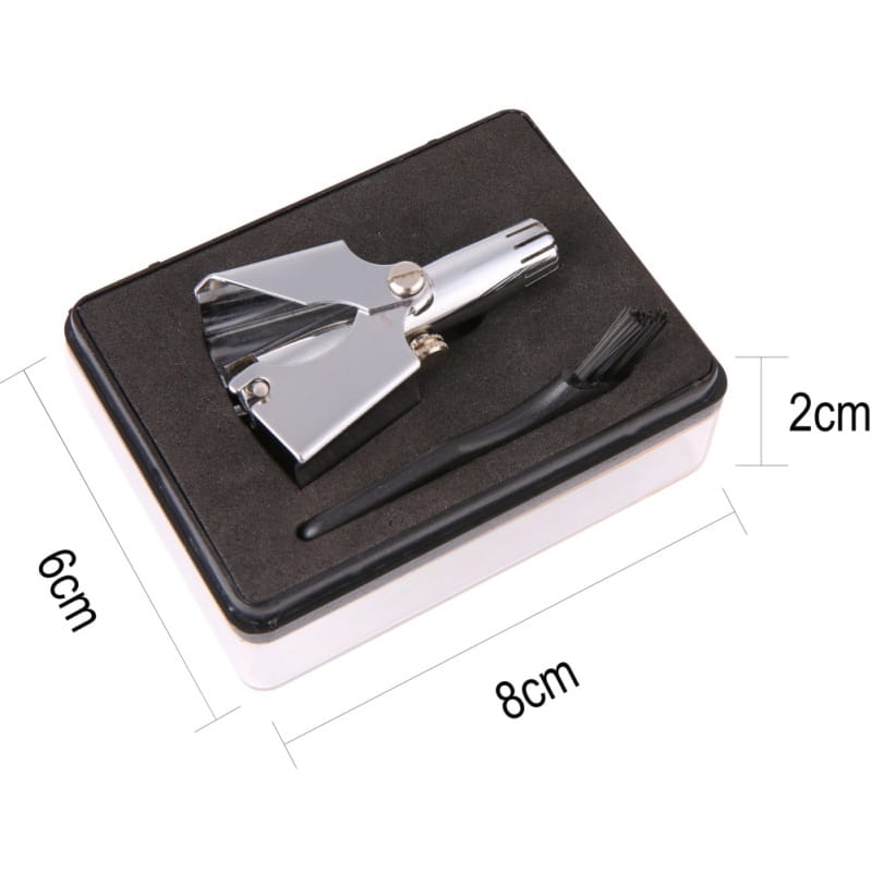 Glänzender, verchromter Nasenhaartrimmer mit schlankem, ergonomischem Design und enthaltenem schwarzem Bürstchen aus dem wasserdichten Stahl-Pflege-Set.