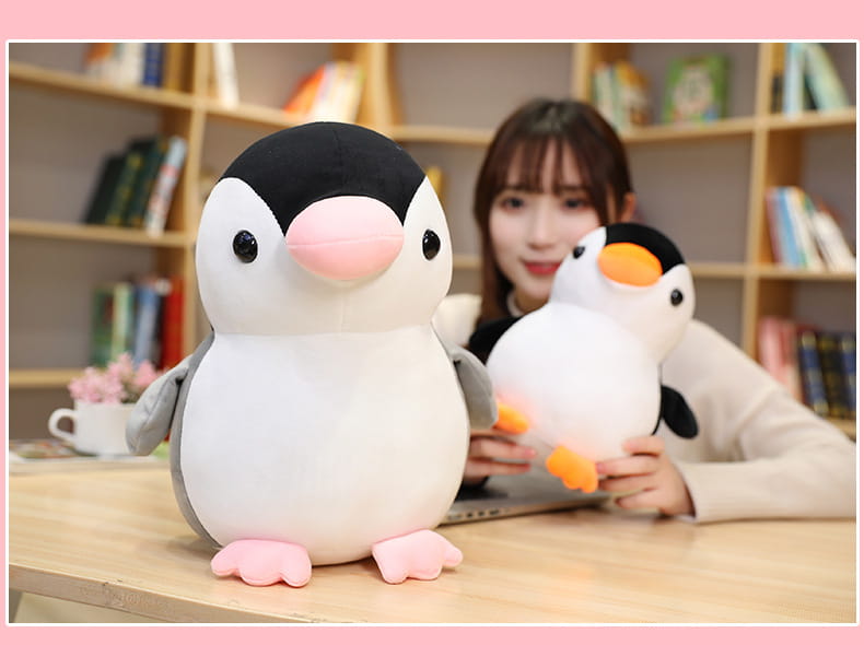 Niedersüßes Plüsch-Pinguin-Spielzeug in Schwarz-Weiß mit pinkem Schnabel und pinken Füßen aus weichem Stoff für Kinder und Jugendliche.
