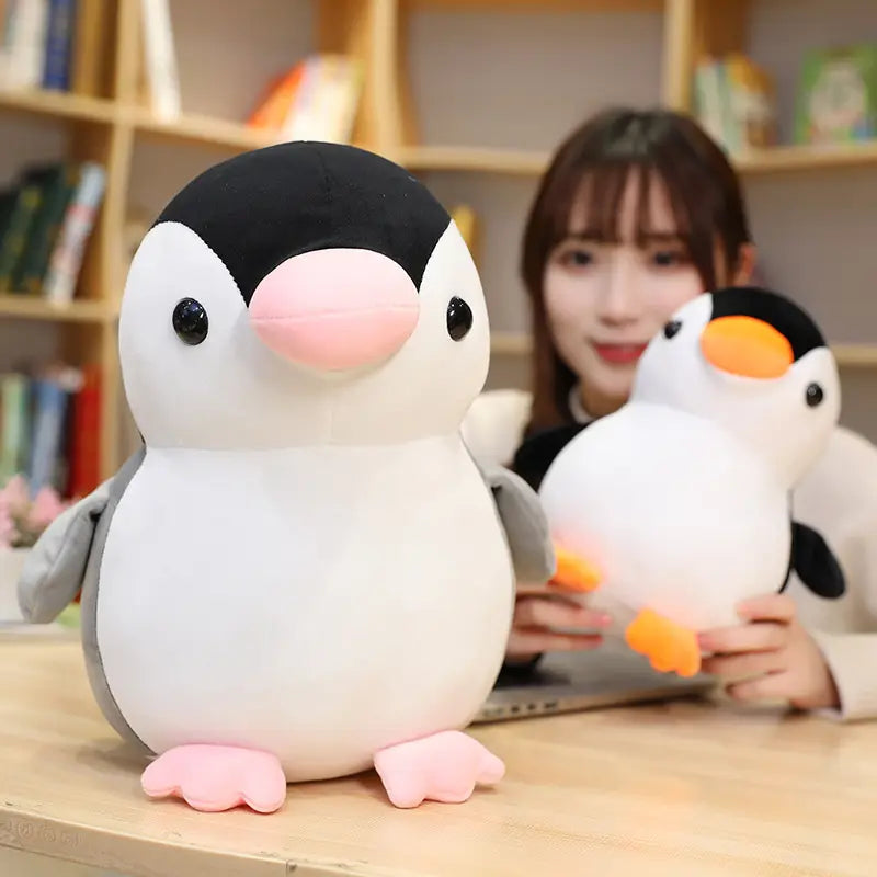 Niedliches Schwarz-Weiß-Plüsch-Pinguin-Spielzeug mit pinkem Schnabel und pinken Füßen aus weichem Stoff für Kinder und Jugendliche.