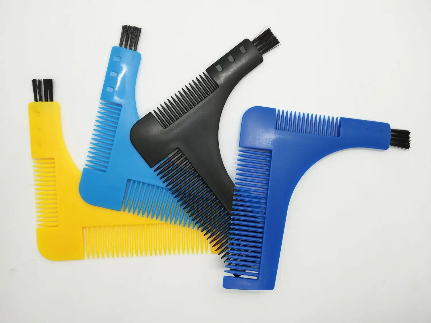 Dreier-Set aus farbenfrohen Kunststoff-Schablonen zur Bartformung mit integrierten Kämmen in Gelb, Blau und Schwarz.