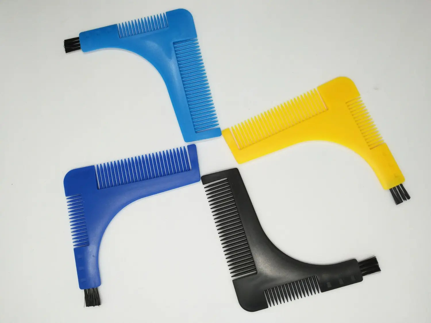 Vierer-Set aus farbenfrohen Kunststoff-Schablonen zur Bartformung mit integrierten Kämmen in Blau, Gelb und Schwarz für präzises Bartpflege.