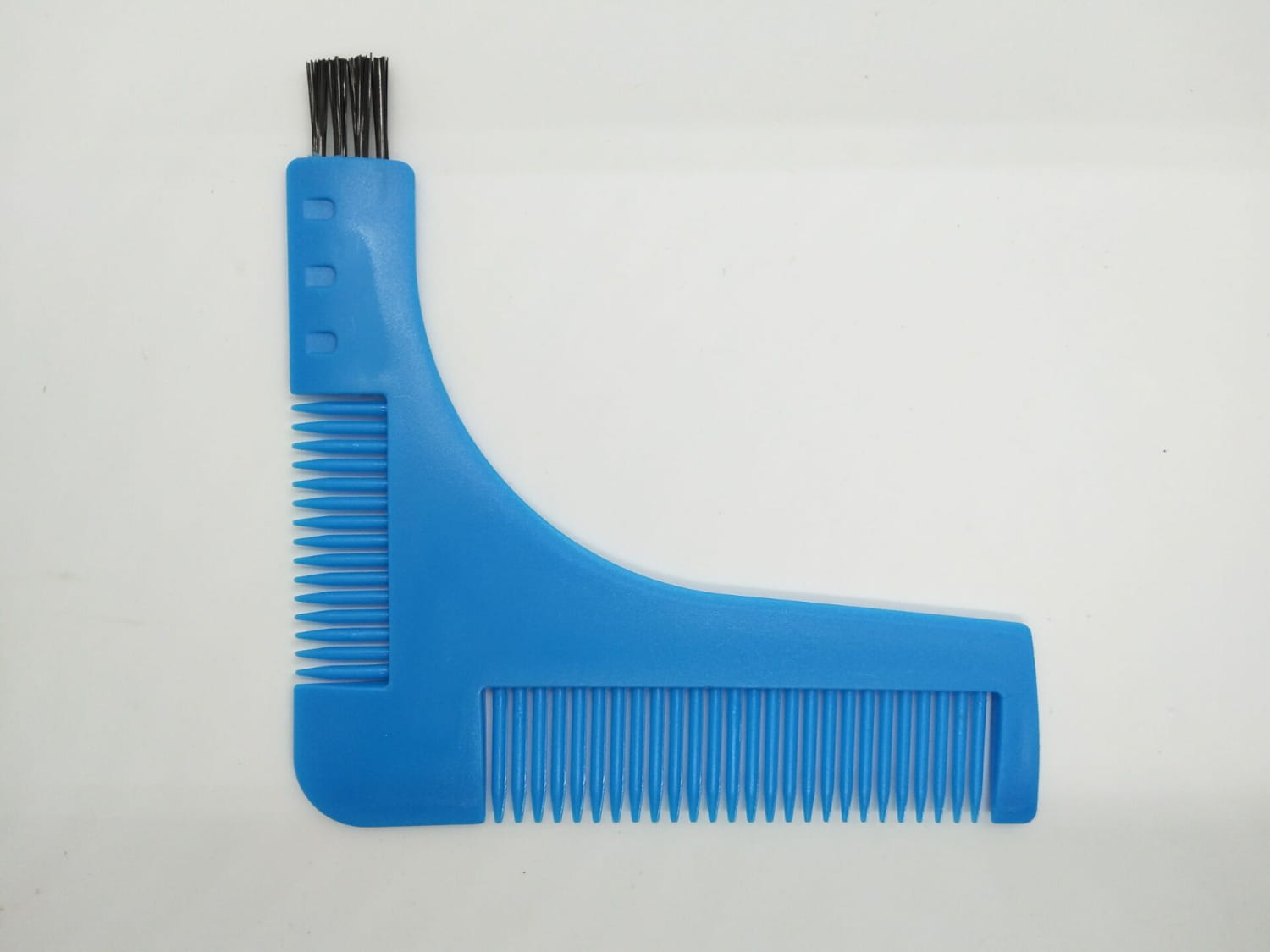 Blaues Kunststoff-Schablonenelement zur Bartformung mit integriertem Kamm und Aufsatz für eine Bürste zur präzisen Pflege.