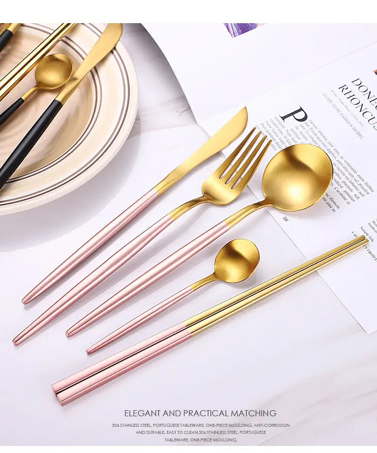 Besteckset aus Edelstahl mit grünen goldfarbenen Griffen mit gold- und roségoldfarbenem zweifarbigen Edelstahl und einem schlanken, modernen Design.