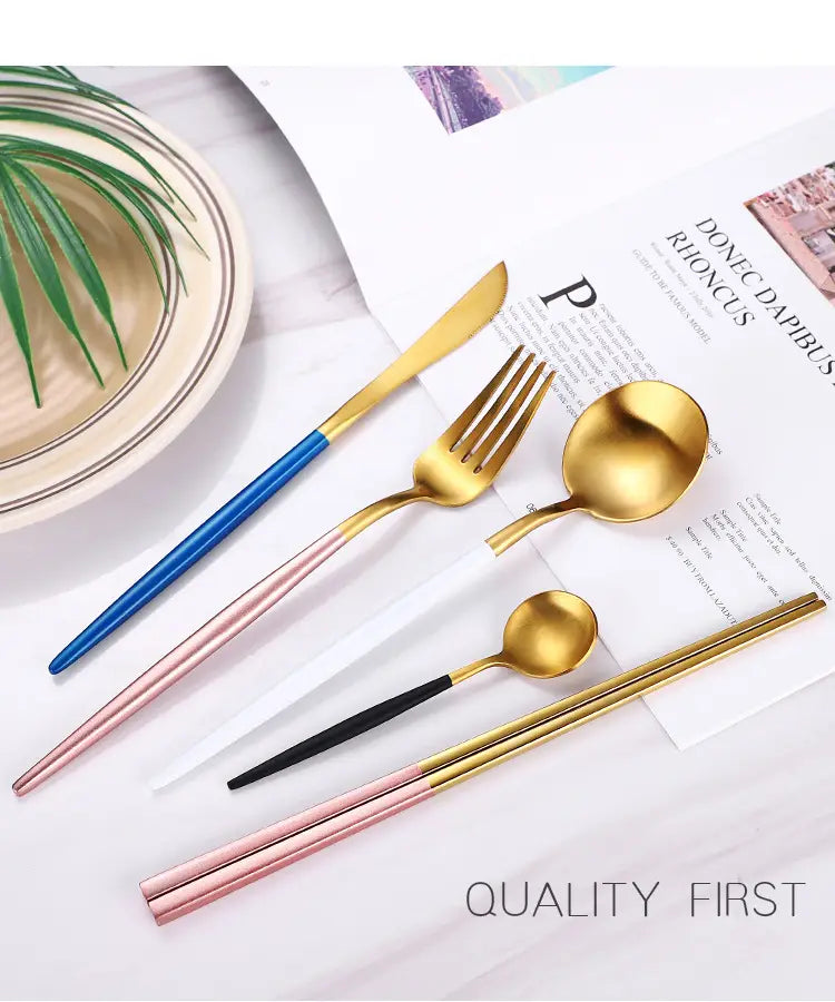 Set aus Edelstahlbesteck mit grünen goldfarbenen, pastellfarbenen Griffen einschließlich Messer, Gabel, Löffel und Essstäbchen.