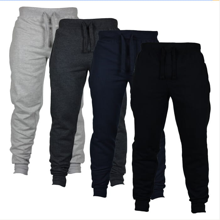 Quatre paires de pantalons de jogging en molleton pour homme en gris, noir anthracite foncé, bleu marine et noir uni, avec taille à cordon et style sweatpants.