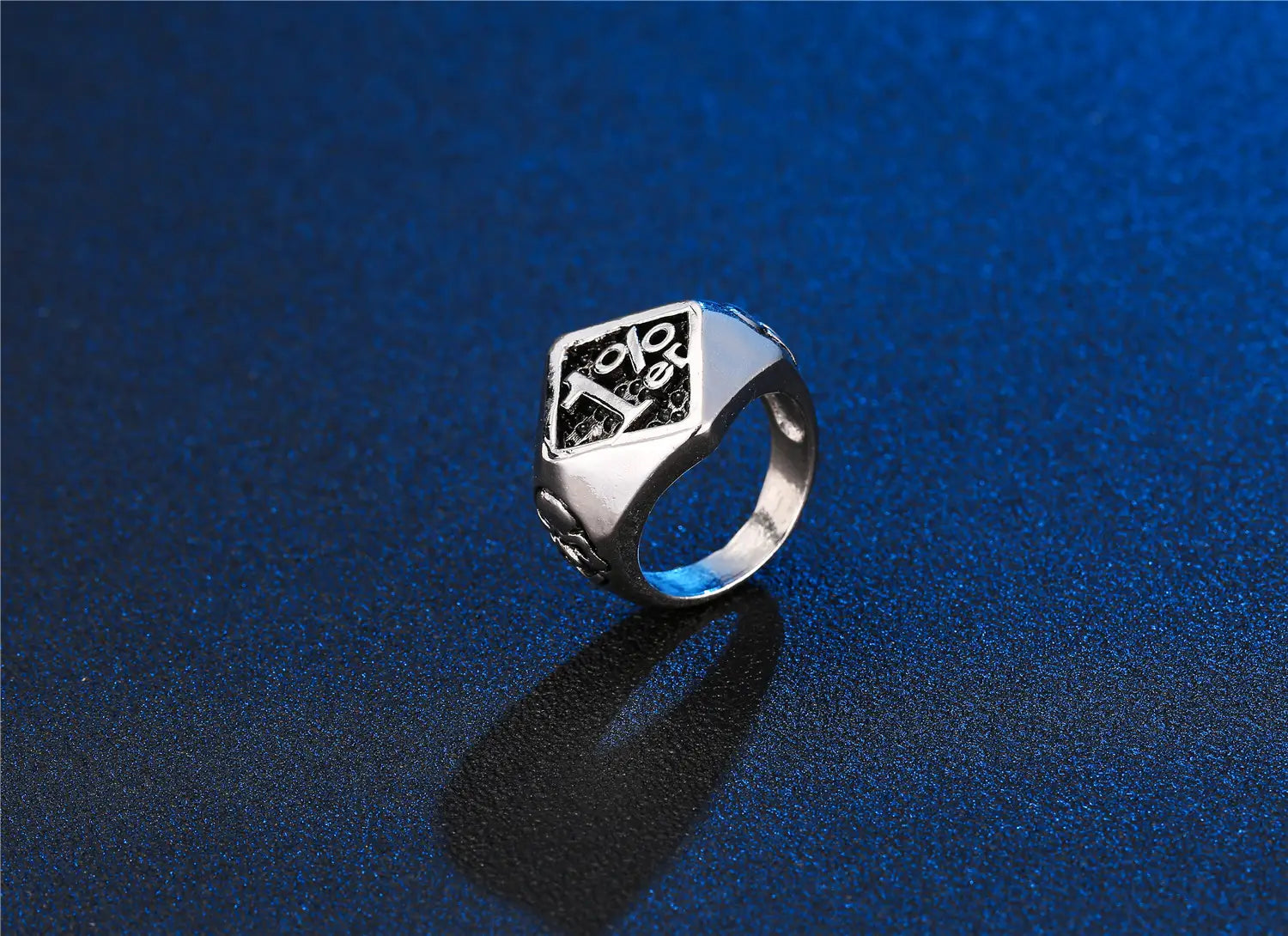 Anillo de sello de biker 1%er de acero inoxidable con acabado plateado, con cara cuadrada grabada con 10 por ciento y detalles intrincados, con una banda metálica pulida de la serie 1 por skull y sello.