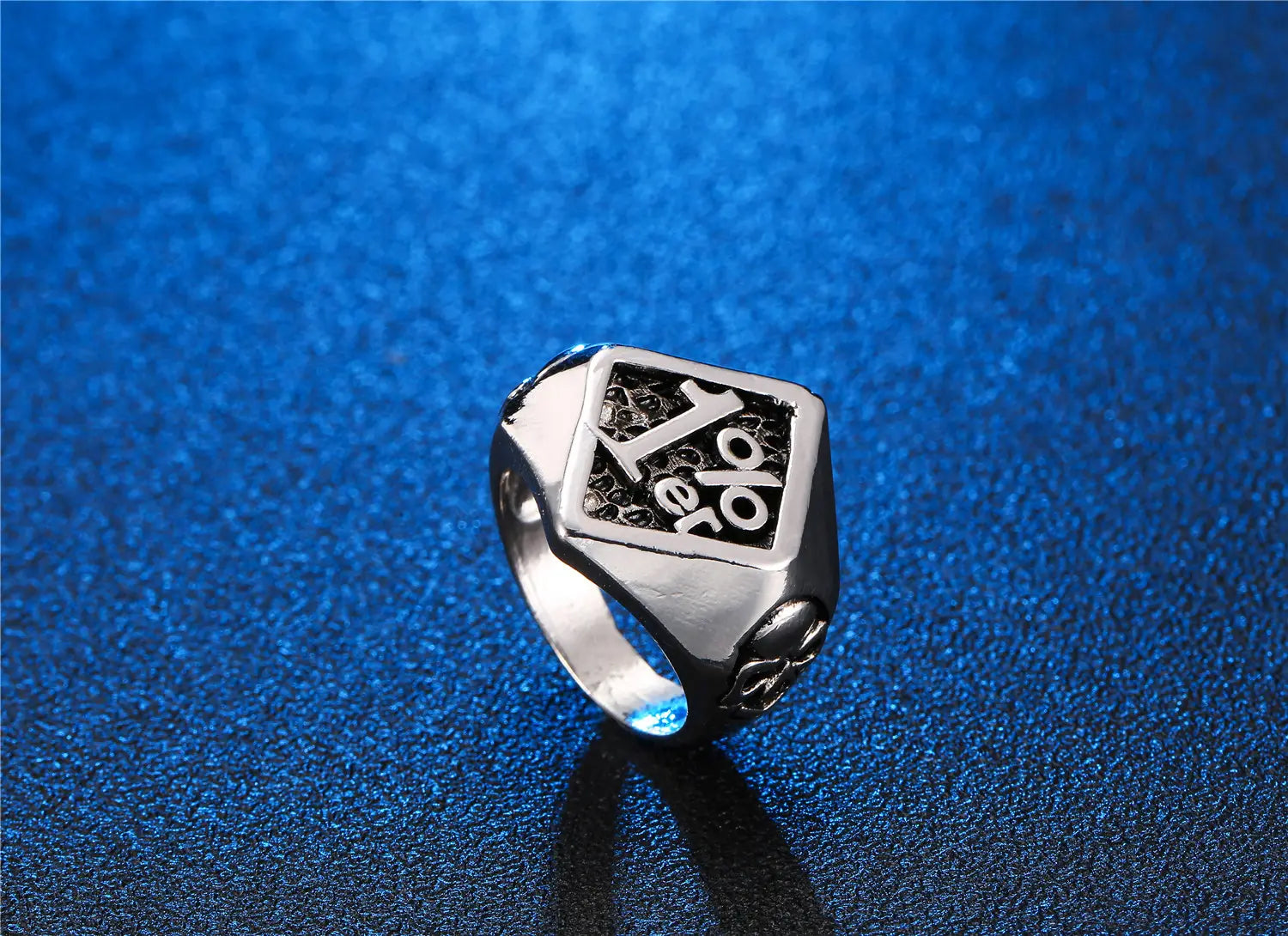 Anillo de sello de biker 1%er de acero inoxidable con acabado plateado, con cara cuadrada grabada con 10% y detalles de filigrana intrincados de la colección 1%er skull y sello.