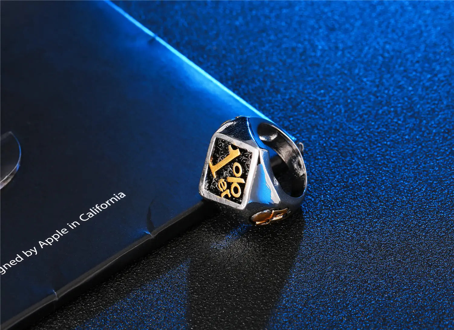 Un elegante anillo de sello de biker de acero inoxidable plateado con incrustación negra y letras doradas del logotipo lv, de la colección 1 por skull y sello.