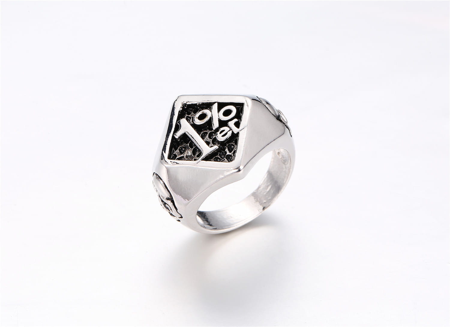 Anillo de sello de biker 1%er de acero inoxidable con acabado plateado, con cara cuadrada que presenta un diseño grabado de 10 por ciento de descuento sobre una incrustación negra.