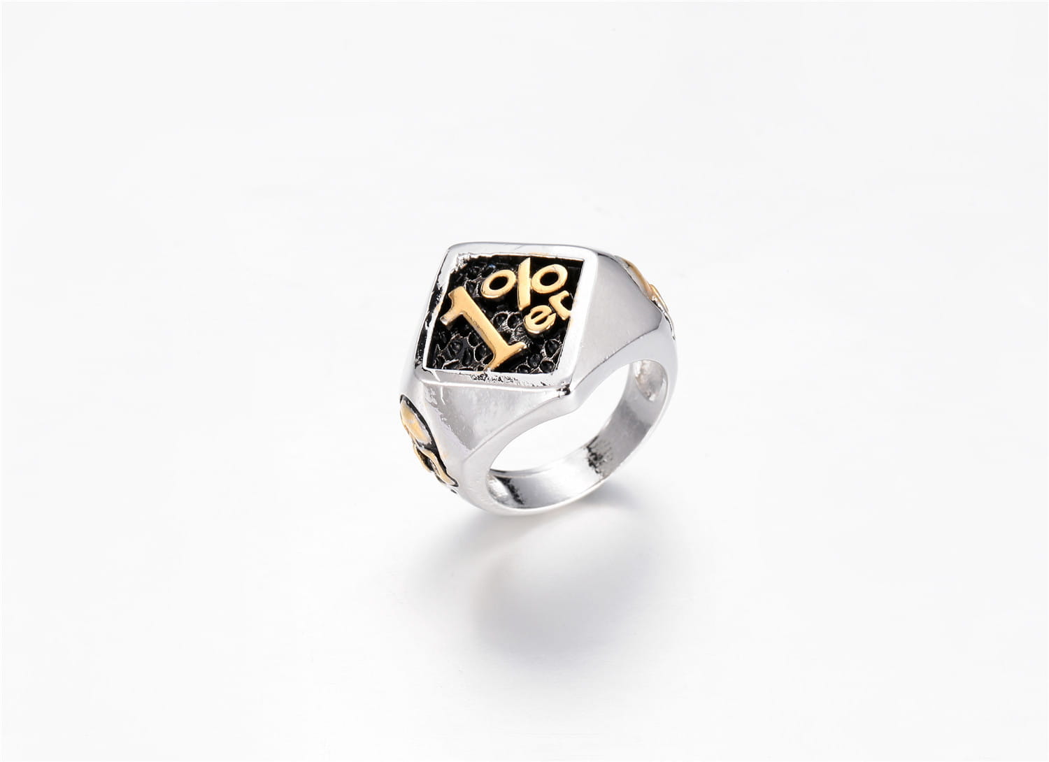 Anillo de sello de acero inoxidable bicolor plateado y dorado con cara negra texturizada grabada con iolo en letras doradas, de la colección de anillos de calavera y sello de biker 1%er.