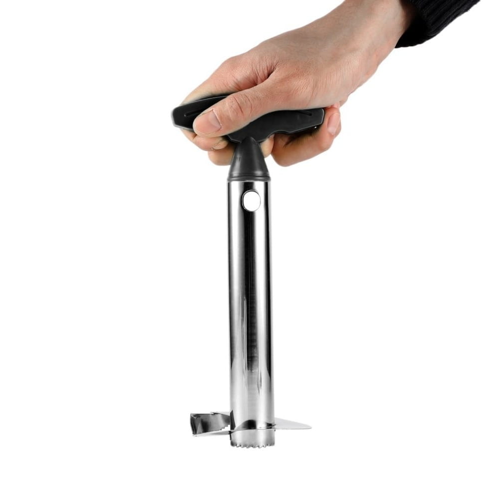Herramienta elegante de pelar, descorazonar y cortar piña de acero inoxidable con mango ergonómico negro y una base de corte dentada afilada.