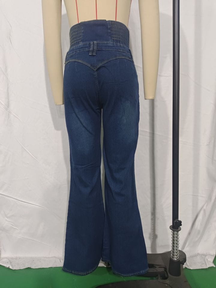 Jeans en denim bleu foncé à taille haute évasée avec une ceinture élastique fabriquée à partir de matériau en denim.