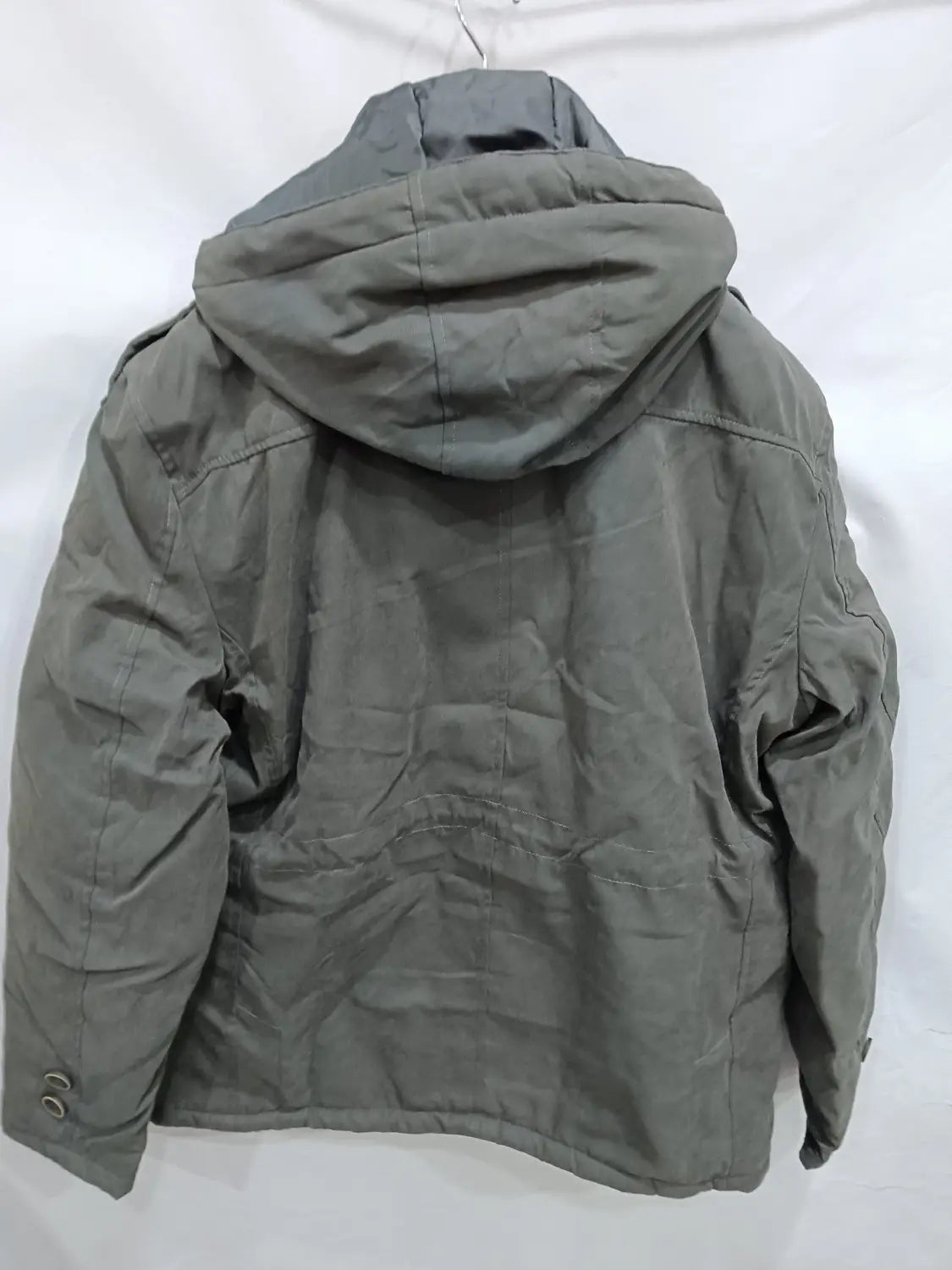 Chaqueta de invierno acolchada con forro polar para tallas grandes en gris, con diseño acolchado tipo puffer con capucha, paneles acolchados y tela resistente al agua.