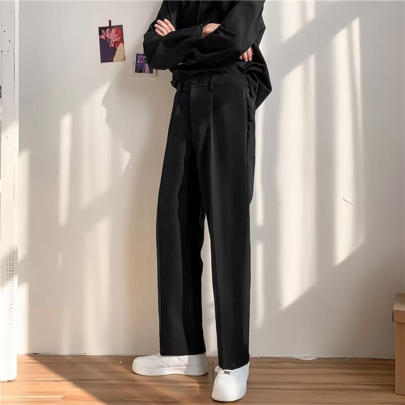 Schwarze plissierte Straight-Leg-Drapierungsloser Hose mit einem eleganten, minimalistischen Design, dezenten Falten am Bund und einer weitem Bein-Silhouette.