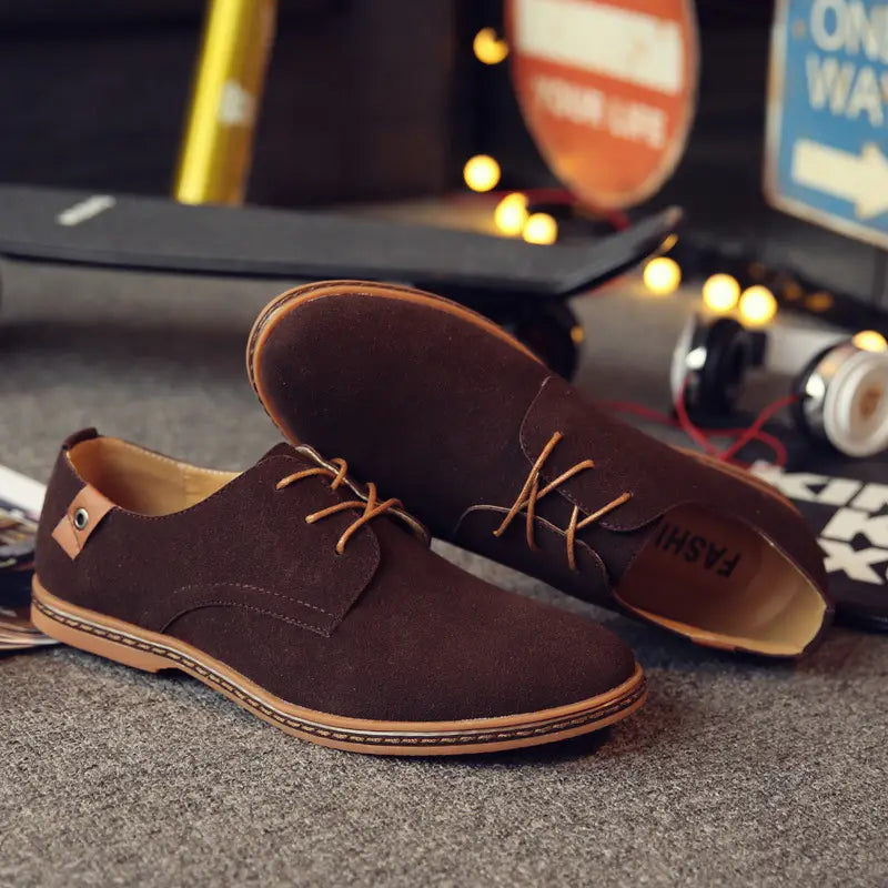 Braune Wildleder-Oxford-Schnürschuhe für Herren mit beigen Schnürsenkeln und passenden, gesteppten Ledersohlen.