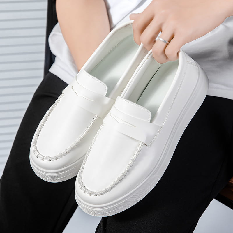 Mocasines blancos de cuero con suela de plataforma de goma blanca gruesa y costuras contrastantes.
