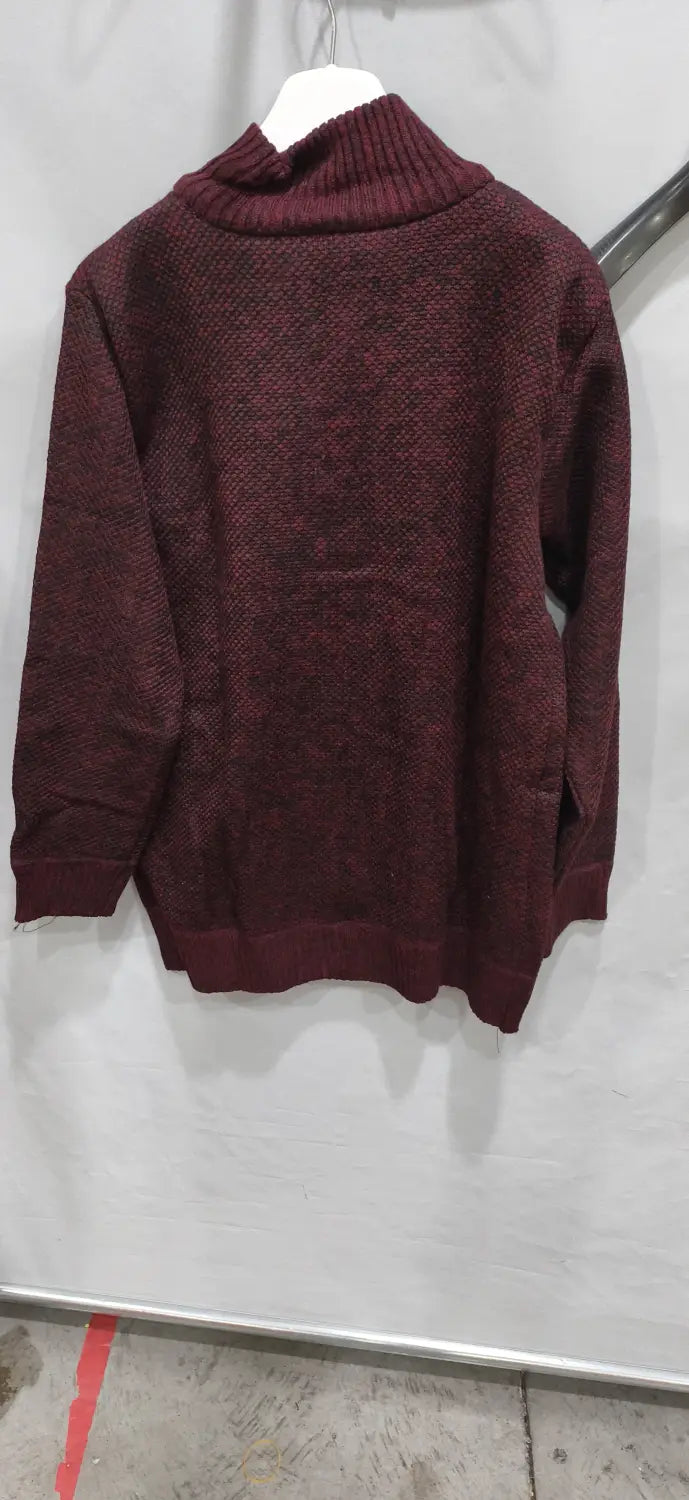 Bordeauxfarbener Herren-Cardigan aus gestricktem Strukturstrick mit Reißverschluss, mit strukturiertem Muster und gerippten Bündchen.