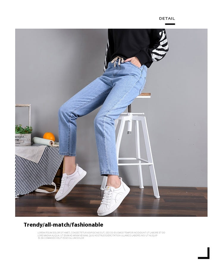 Jean droit taille haute style coréen en denim délavé clair, coupe décontractée et revers retroussés.
