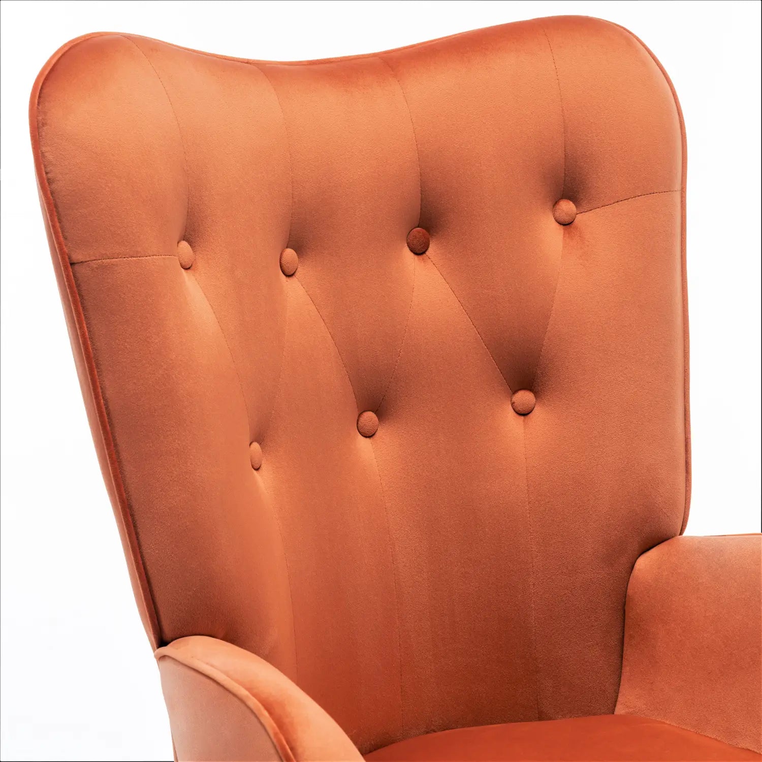 Una silla de acento tipo wingback de estilo moderno de mediados de siglo en naranja, con un tapizado acolchado de terciopelo naranja quemado, respaldo con capitoné y bordes redondeados.