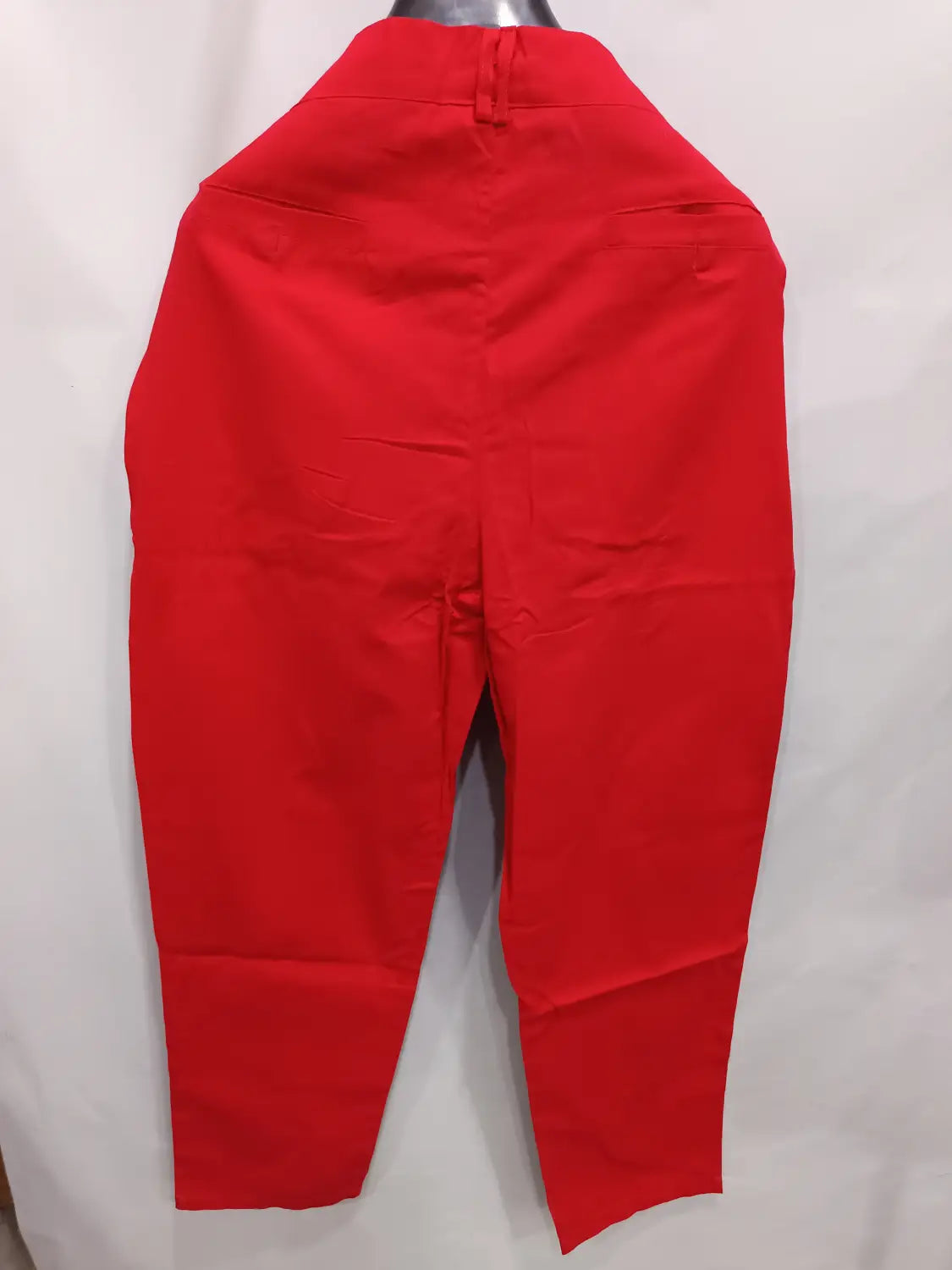 Men’s casual slim fit chinos in bright red with a form-fitting cut, tailored waistband, and subtle creases.