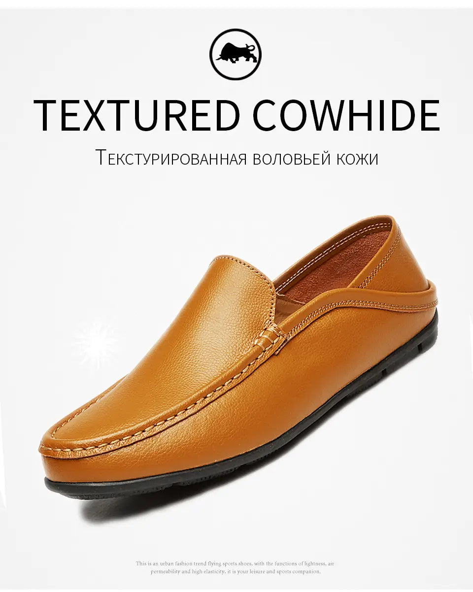 Mocasines tipo alpargata de cuero para hombre, en color camel, de piel de vacuno texturizada, con suela de goma negra y detalles cosidos, diseñados como zapatos de conducción casuales.