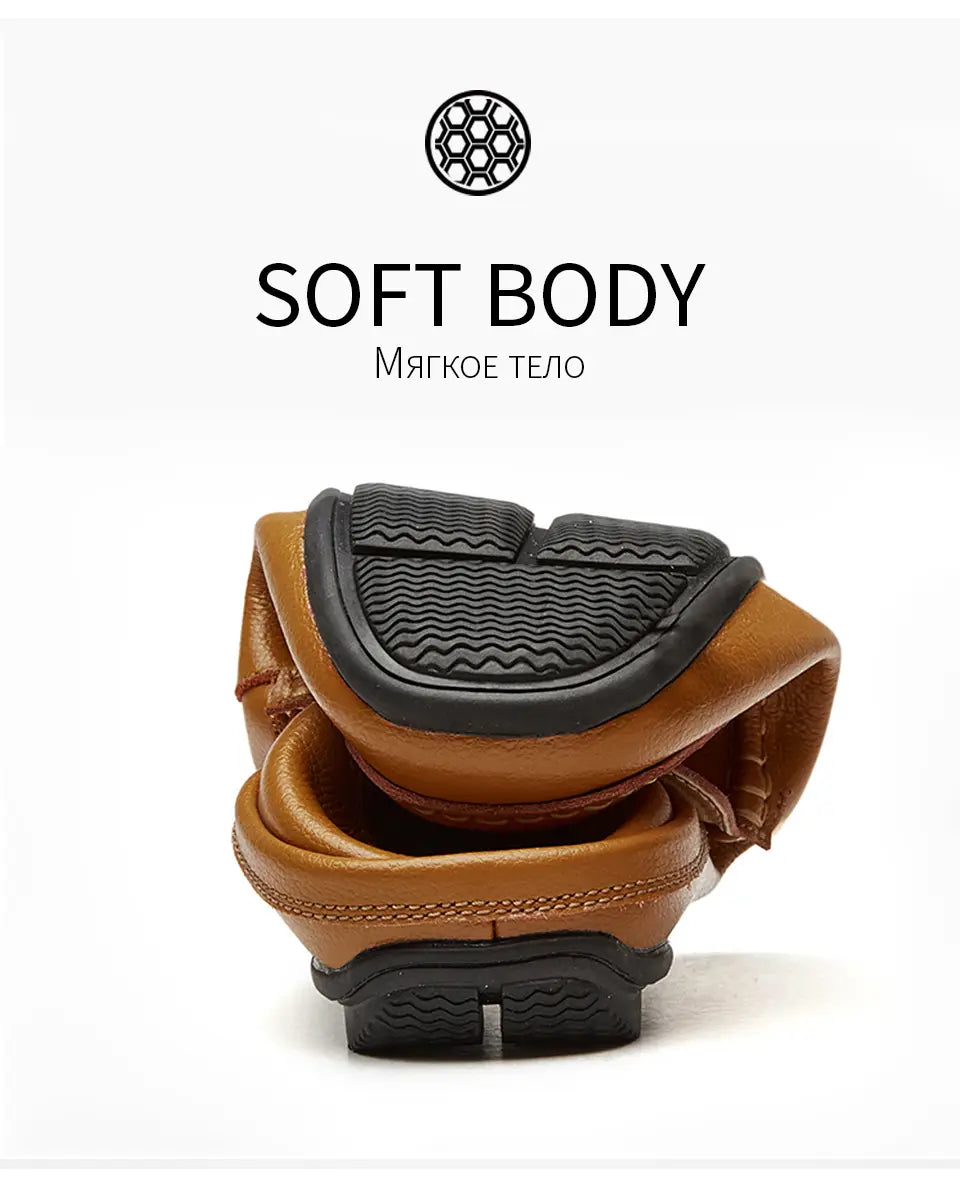 Mocasines tipo alpargata de cuero para hombre, zapatos de conducción casuales, en cuero camel, con suela de goma negra y patrón de agarre texturizado.