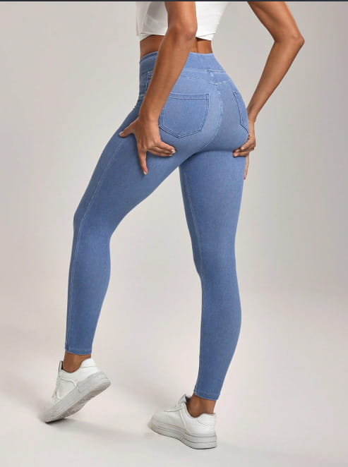 Hellblaue Jeansleggings mit hoher Taille, als schlank machende Sporthose, von hinten abgebildet, mit einer jeansähnlichen Textur und Gesäßtaschen.