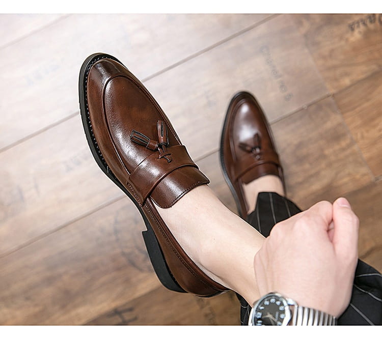 Mocassins en cuir à gland poli pour hommes, en brun, avec une finition polie et des semelles en caoutchouc noir.