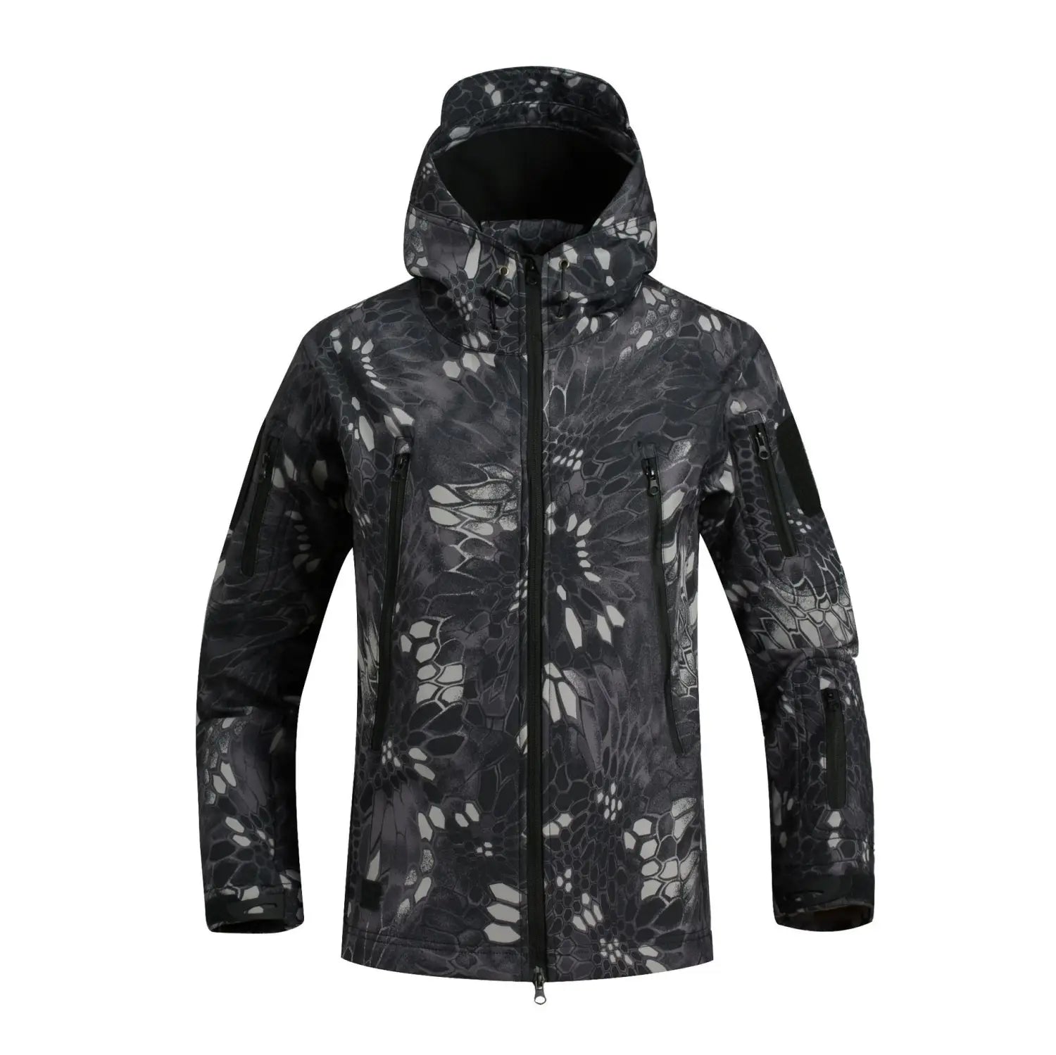 Veste tactique softshell à capuche en camouflage noir et gris, avec fermeture à glissière frontale et plusieurs poches zippées.
