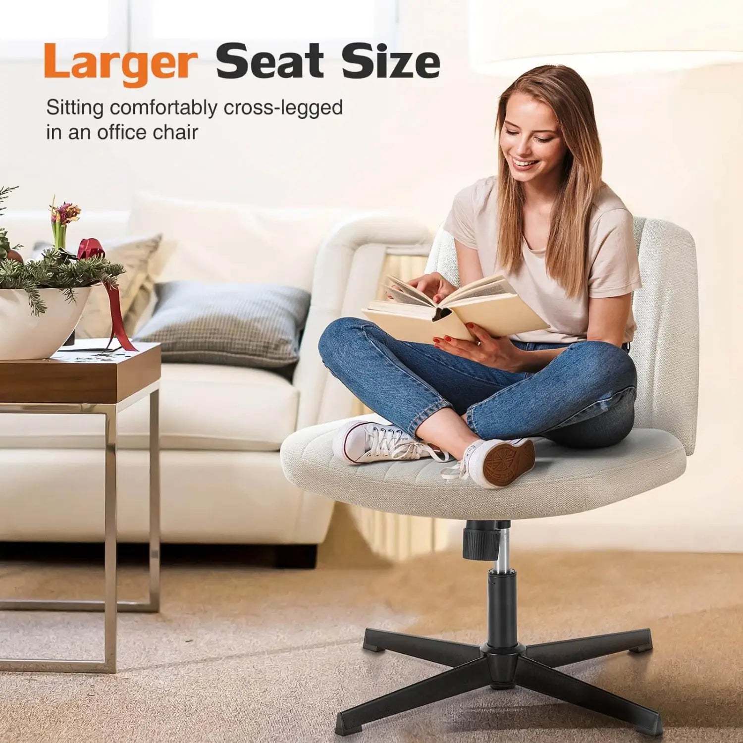 Chaise de bureau rembourrée gris clair, à assise croisée, avec design pivotant large sans accoudoirs et base à roulettes noire à cinq étoiles pour une utilisation sur bureau