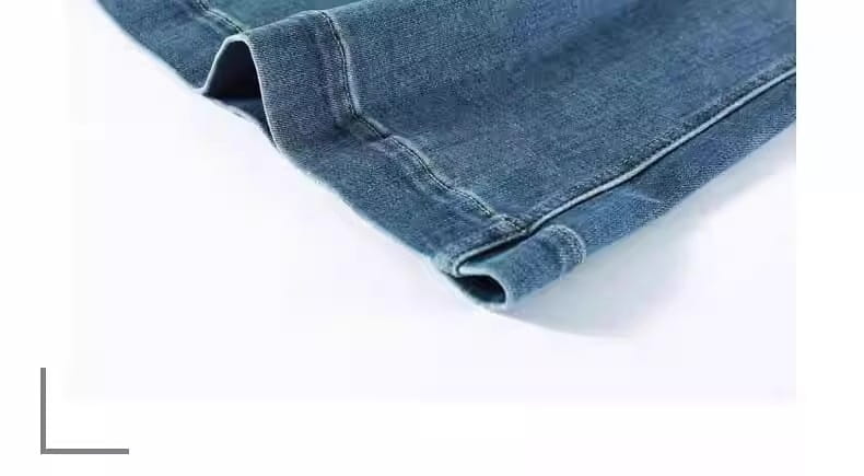 High-Waist-Flared-Denimjeans in Blau mit klassischer, leicht abgenutzter Textur und sichtbarer Ziernähte am Saum