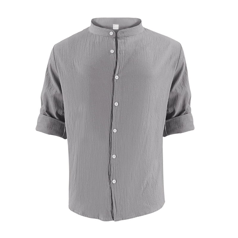 Camisa entallada para hombre en mezcla de lino de color gris, de manga larga, con cuello tipo mandarina y botones blancos; las mangas están arremangadas hasta el codo.