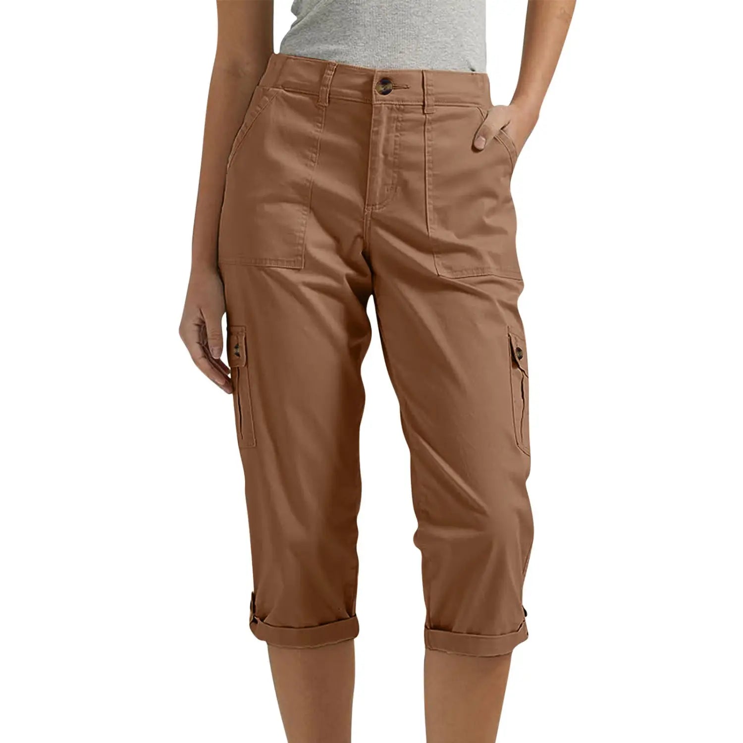 Pantalons capri cargos marron pour femmes avec ourlets retroussés et multiples poches, conçus comme des pantalons décontractés à taille haute.