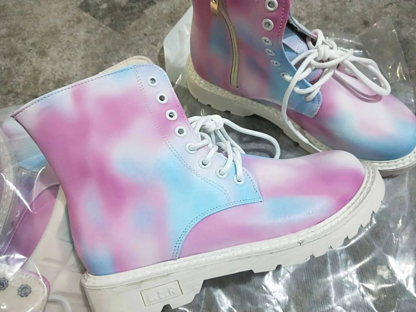 rosa Batik-Combat-Boots mit klobiger weißer Sohle zeigen ein Muster aus blau- und rosafarbenem Batik, weiße Schnürsenkel und eine robuste klobige Sohle, ideal für lässigen oder edgy Stil.